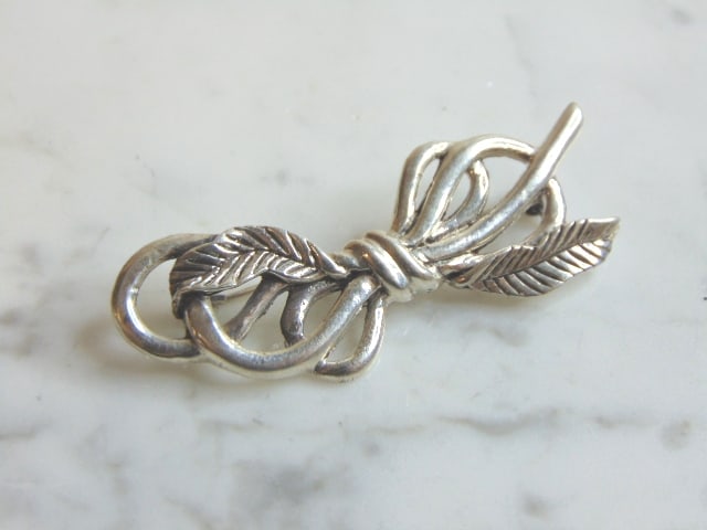 Womens Vintage Estate Sterling Silver Leaf Brooch: FOR SALE IS A LOVELY FINE .925 STERLING SILVER LEAF BROOCH. THE BROOCH MEASURES 2 3/8" LONG BY 7/8" WIDE, AND WEIGHS 13.3g. ANY OTHER QUESTIONS, PLEASE DON'T HESITATE TO ASK. MAKES AN ATTRACTIVE GIFT