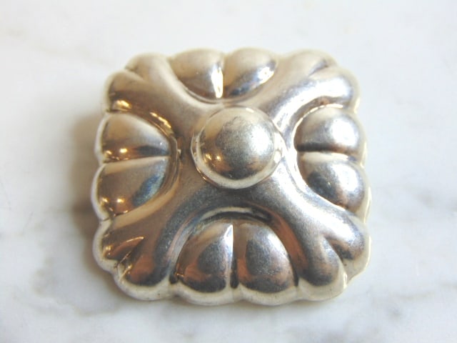 Womens Vintage Estate Sterling Silver Floral Brooch: FOR SALE IS A LOVELY FINE .925 STERLING SILVER SQUARE FLORAL BROOCH. THE BROOCH MEASURES 1 3/8" LONG BY 1 3/8" WIDE, AND WEIGHS 13.4g. ANY OTHER QUESTIONS, PLEASE DON'T HESITATE TO ASK. MAKES AN ATTRA