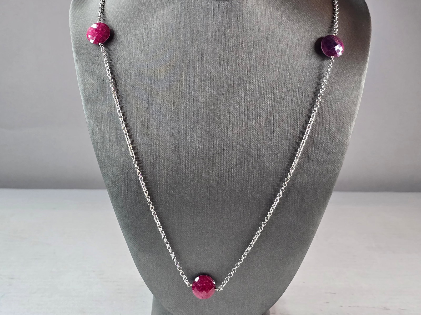 Womens Estate Sterling Silver Natural Ruby Pendant Necklace: A WOMENS VINTAGE ESTATE STERLING SILVER NATURAL RUBY PENDANT NECKLACE. THE TOTAL WEIGHT IS 15.8g. NECKLACE IS 36" LONG BY 1/2" WIDE. MAKES A GREAT GIFT FOR THAT SPECIAL SOMEONE. ANY QUESTIONS PLEASE D