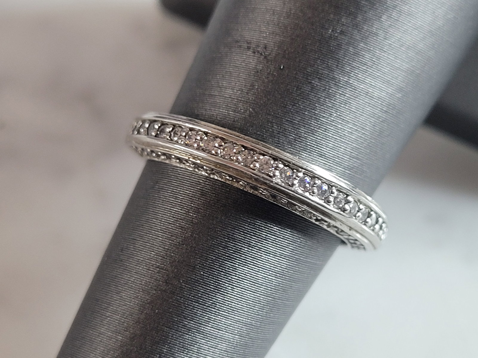 Womens Estate Sterling Silver CZ Ring: A WOMENS ESTATE STERLING SILVER CZ RING THAT WEIGHS 2.7g. THE RING IS A SIZE 6.5, AND MEASURES ABOUT 1/8" WIDE. THIS WOULD MAKE A NICE GIFT FOR THAT SOMEONE SPECIAL. ANY QUESTIONS PLEASE DO NOT HESITA