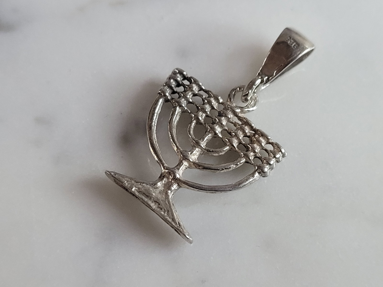 Vintage Estate Sterling Silver Jewish Judaica Hebrew Menorah Pendant: A VINTAGE ESTATE STERLING SILVER JEWISH HEBREW MENORAH PENDANT. PENDANT WEIGHS 1.7g, AND MEASURES 1" LONG BY 5/8" WIDE. MAKES A GREAT GIFT FOR THAT SOMEONE SPECIAL. ANY QUESTIONS, PLEASE ASK. BE SURE