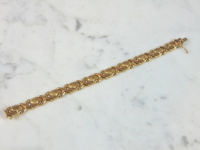 Womens Vintage Estate 10K Yellow Gold Heart Bracelet: A WOMENS VINTAGE ESTATE 10K YELLOW GOLD HEART BRACELET. THE BRACELET MEASURES 7" LONG FROM THE CLASP BY 3/8" WIDE, AND WEIGHS 13.4g. CONDITION IS VERY GOOD. THIS WOULD MAKE A LOVELY GIFT AND IS A GREA