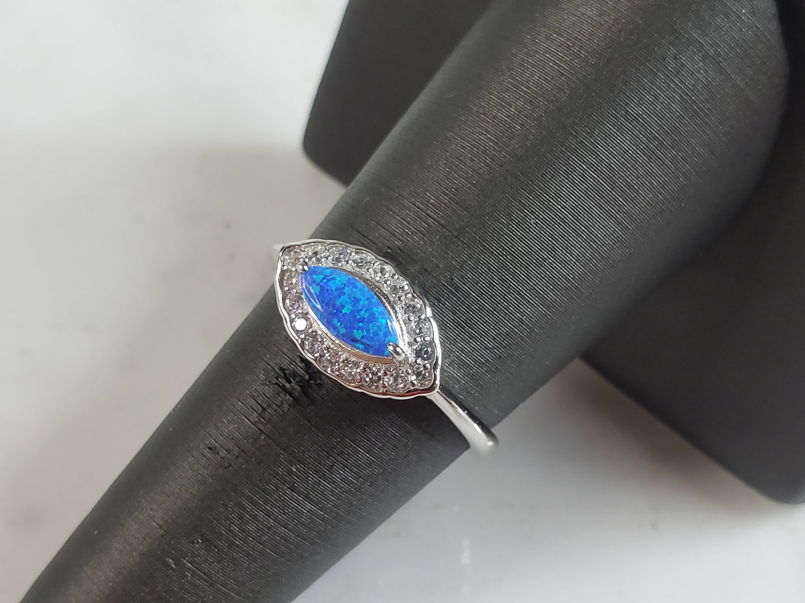 Womens Estate Sterling Silver Modernist Blue Opal Ring: A WOMENS ESTATE STERLING SILVER MODERNIST OPAL COLORED RING. THE RING IS A SIZE 7.25 AND WEIGHS 2.7g. NOT SURE IF STONE IS NATURAL OR MAN MADE. THE RING MAKES A BEAUTIFUL GIFT FOR THAT SOMEONE SPECIAL