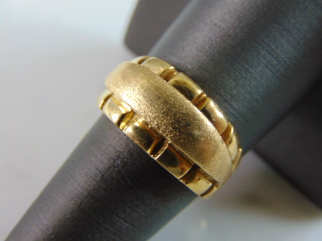 Womens Vintage Estate 18K Yellow Gold Modernist Ring: A WOMENS VINTAGE ESTATE 18K YELLOW GOLD MODERNIST RING. THE TOTAL WEIGHT IS 10.7g AND IS A SIZE 8.25. THE WIDTH OF THE RING IS 3/8". RING IS STAMPED 750 ON THE INSIDE OF THE BAND. ANY QUESTIONS, PLEAS