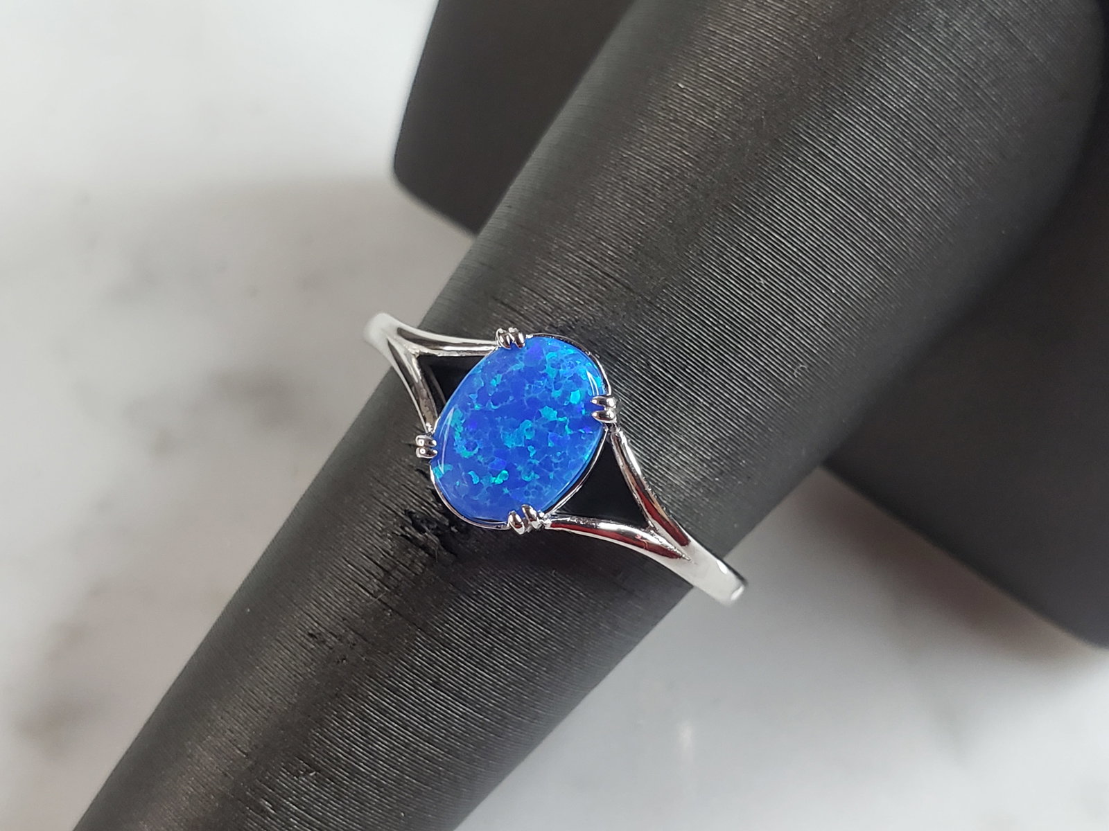 Womens Estate Sterling Silver Modernist Blue Opal Ring: A WOMENS ESTATE STERLING SILVER MODERNIST OPAL COLORED RING. THE RING IS A SIZE 7.25 AND WEIGHS 2.3g. NOT SURE IF STONE IS NATURAL OR MAN MADE. THE RING MAKES A BEAUTIFUL GIFT FOR THAT SOMEONE SPECIAL