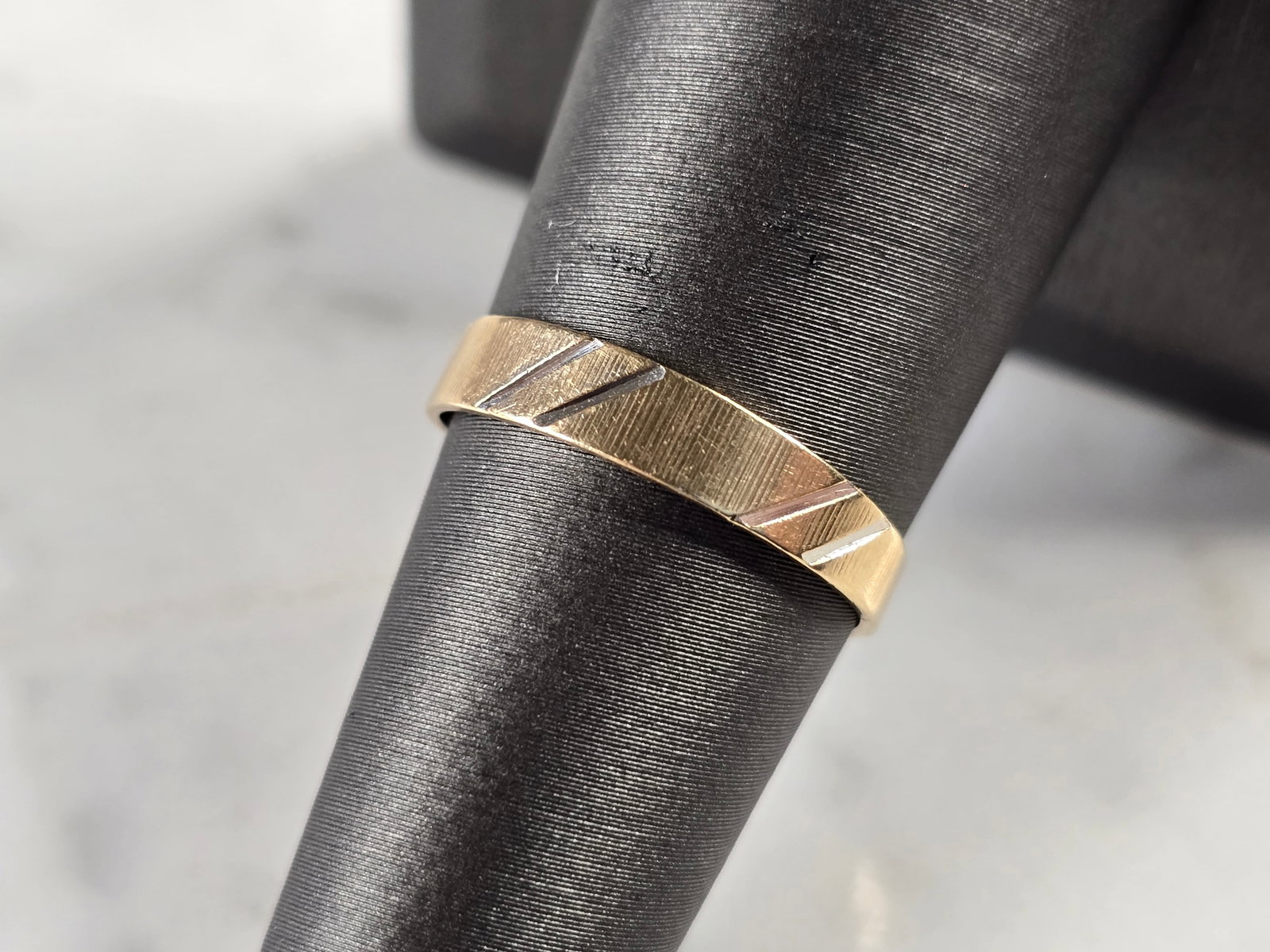 Womens Vintage Estate 14K Yellow Gold Band Ring: A WOMENS VINTAGE ESTATE 14K YELLOW GOLD BAND RING THAT WEIGHS 1.5g. THE RING SIZE IS A 7.0, AND THE WIDTH IS 3/16". ANY QUESTIONS PLEASE DON'T HESITATE TO ASK. THIS MAKES A GREAT GIFT FOR THAT SOMEONE