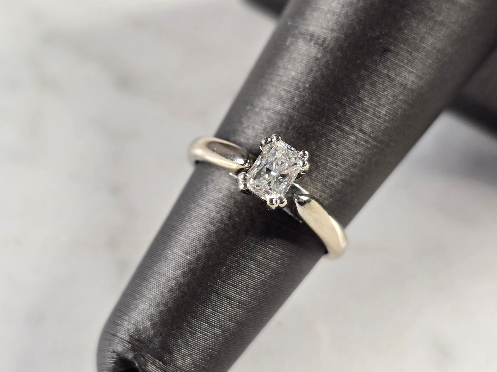 Womens Vintage Estate 14k White Gold Diamond Magic Glo Ring: A WOMENS VINTAGE ESTATE 14K WHITE GOLD DIAMOND RING, MADE BY MAGIC GLO. THE RING WEIGHS 2.7g AND IS A SIZE 4.5. THE CARAT WEIGHT OF THE DIAMOND IS ABOUT 0.47cts. THE WIDTH OF THE RING IS 1/4". ANY QUE