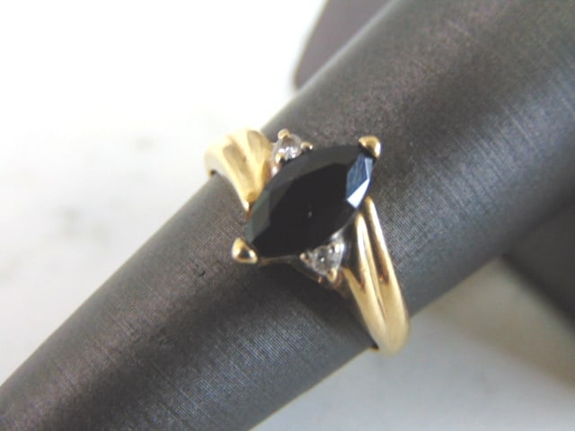 Womens Vintage Estate 14K Yellow Gold Onyx ? Diamond Ring: A VINTAGE ESTATE WOMEN'S 14K GOLD ONYX COLORED STONE & DIAMOND RING. THE RING WEIGHS 2.4g, AND IS A SIZE 6.5. THE STONE IS ABOUT 1.25cts, AND THERE ARE ABOUT .04cts OF DIAMONDS. THIS IS A LOVELY GIFT
