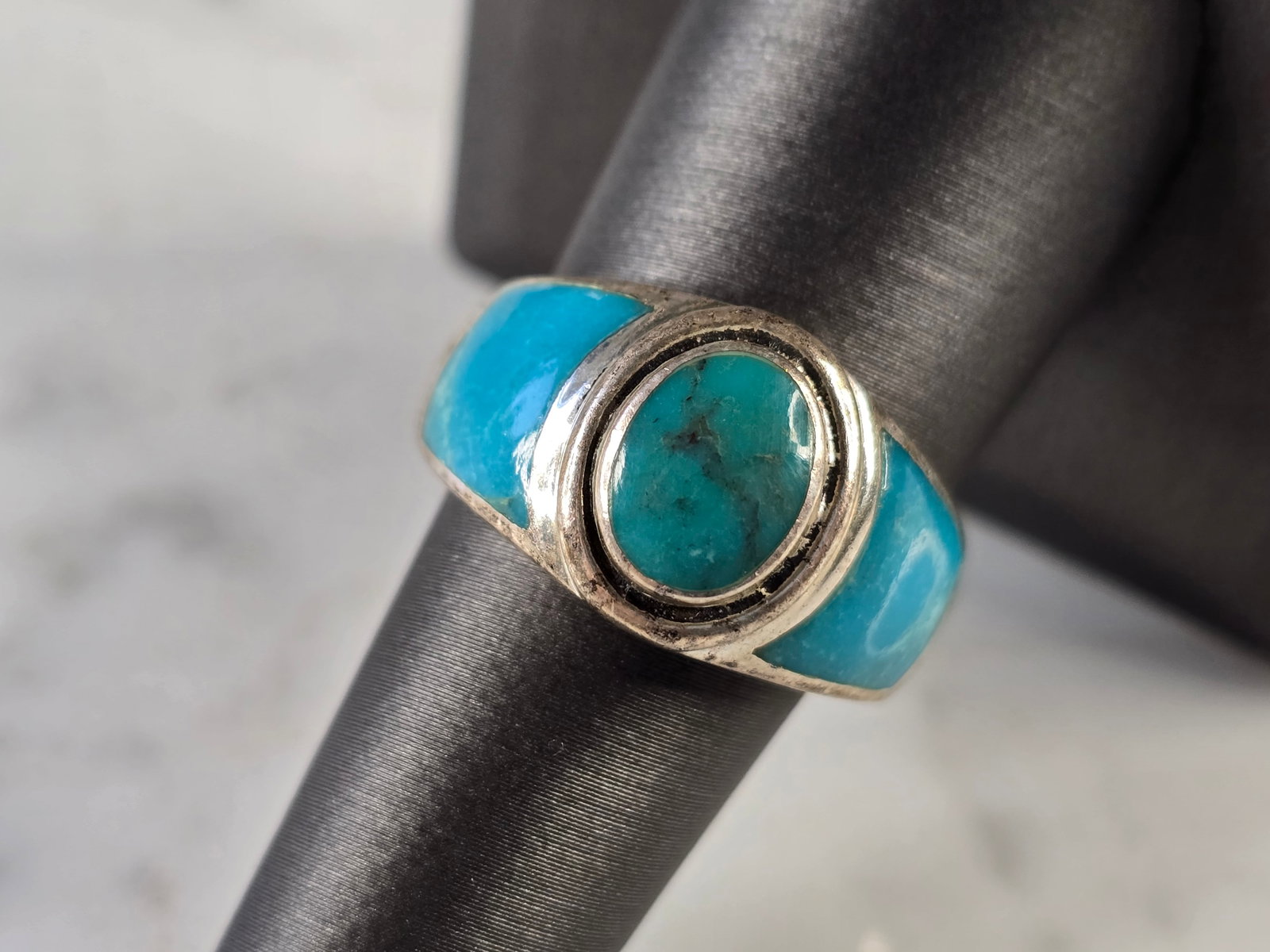 Womens Vintage Estate Sterling Silver Modernist Turquoise Ring: A WOMENS VINTAGE ESTATE STERLING SILVER MODERNIST RING WITH A TURQUOISE COLORED STONE. THE RING IS A SIZE 8.0, AND WEIGHS 9.7g. THE WIDTH OF THE RING IS 1/2". NOT SURE IF STONE IS NATURAL OR MAN MADE.