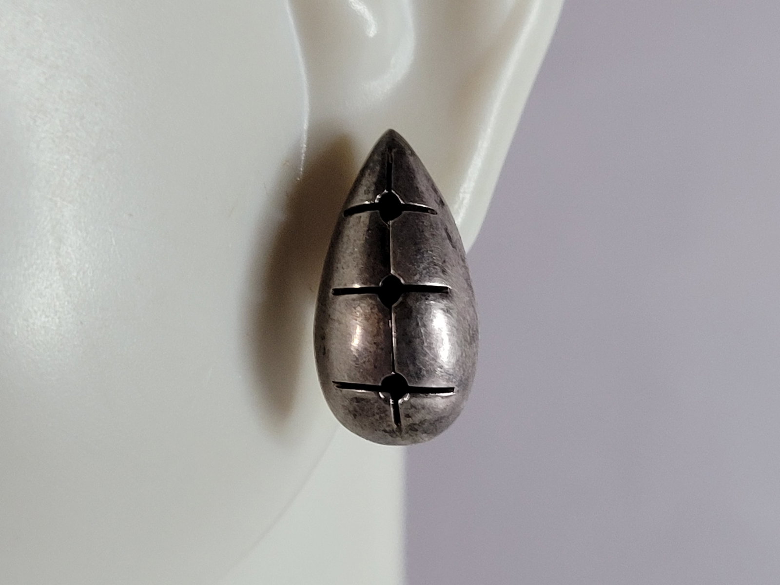 Womens Vintage Estate Sterling Silver Modernist Earrings: A PAIR OF WOMENS STERLING SILVER MODERNIST EARRINGS. EARRINGS WEIGH 2.0g AND MEASURES 5/8" LONG BY 3/8" WIDE. ANY QUESTIONS, PLEASE DO NOT HESITATE TO ASK. BE SURE TO CHECK OUT SOME OF MY OTHER GREAT