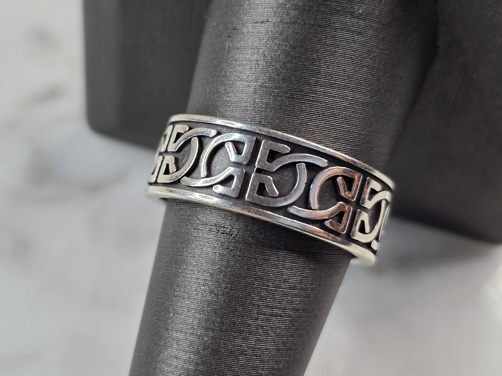 Mens Vintage Estate Sterling Silver Irish Celtic Eternity Knot Ring: A MENS VINTAGE ESTATE CELTIC ETERNITY KNOT RING THAT WEIGHS 6.1g, AND IS A SIZE 10.0. THE RING MEASURES 1/4" WIDE. RING IS BELIEVED TO BE MADE BY WALDECK JOHNSON. ANY QUESTIONS PLEASE DO NOT HESITATE