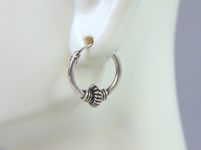 Womens Vintage Estate Sterling Silver Hoop Earrings: A PAIR OF WOMENS STERLING SILVER HOOP EARRINGS. EARRINGS WEIGH 1.5g AND MEASURES 5/8" IN DIAMETER. ANY OTHER QUESTIONS, PLEASE DO NOT HESITATE TO ASK. BE SURE TO CHECK OUT SOME OF MY OTHER GREAT ITEMS