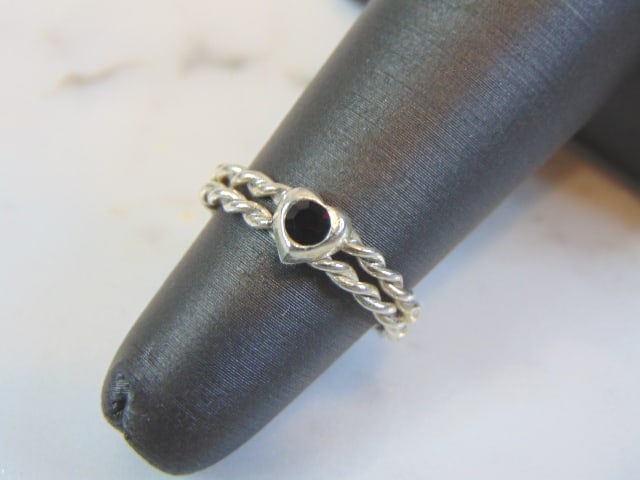 Womens Vintage Estate Sterling Silver Heart Ring: A WOMENS VINTAGE ESTATE STERLING SILVER HEART RING THAT WEIGHS 1.4g. THE RING IS A SIZE 4. THIS WOULD MAKE A NICE GIFT FOR THAT SOMEONE SPECIAL. ANY OTHER QUESTIONS PLEASE DO NOT HESITATE TO ASK. BE S