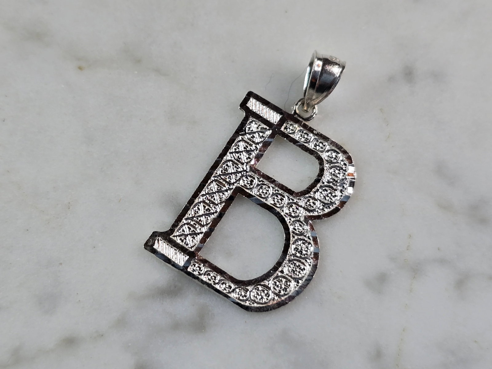 Womens Sterling Silver Initial Letter " B " Pendant: A WOMENS STERLING SILVER INITIAL LETTER "B" PENDANT. PENDANT WEIGHS 1.4g AND MEASURES 1 1/8" LONG BY 5/8" WIDE. MAKES A GREAT GIFT FOR THAT SOMEONE SPECIAL. ANY QUESTIONS, PLEASE ASK. BE SURE TO CHECK
