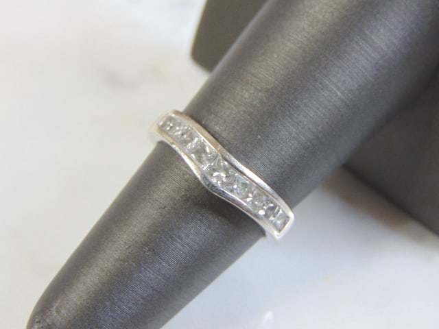 Women's Vintage Estate 14K White Gold Diamond Ring: FOR SALE IS THIS VINTAGE ESTATE 14K WHITE GOLD DIAMOND RING. THE RING IS A SIZE 6.0 AND WEIGHS 3.5g. THERE ARE ABOUT .45cts OF DIAMONDS IN THIS RING. THE RING MAKES A BEAUTIFUL GIFT FOR THAT SOMEONE S