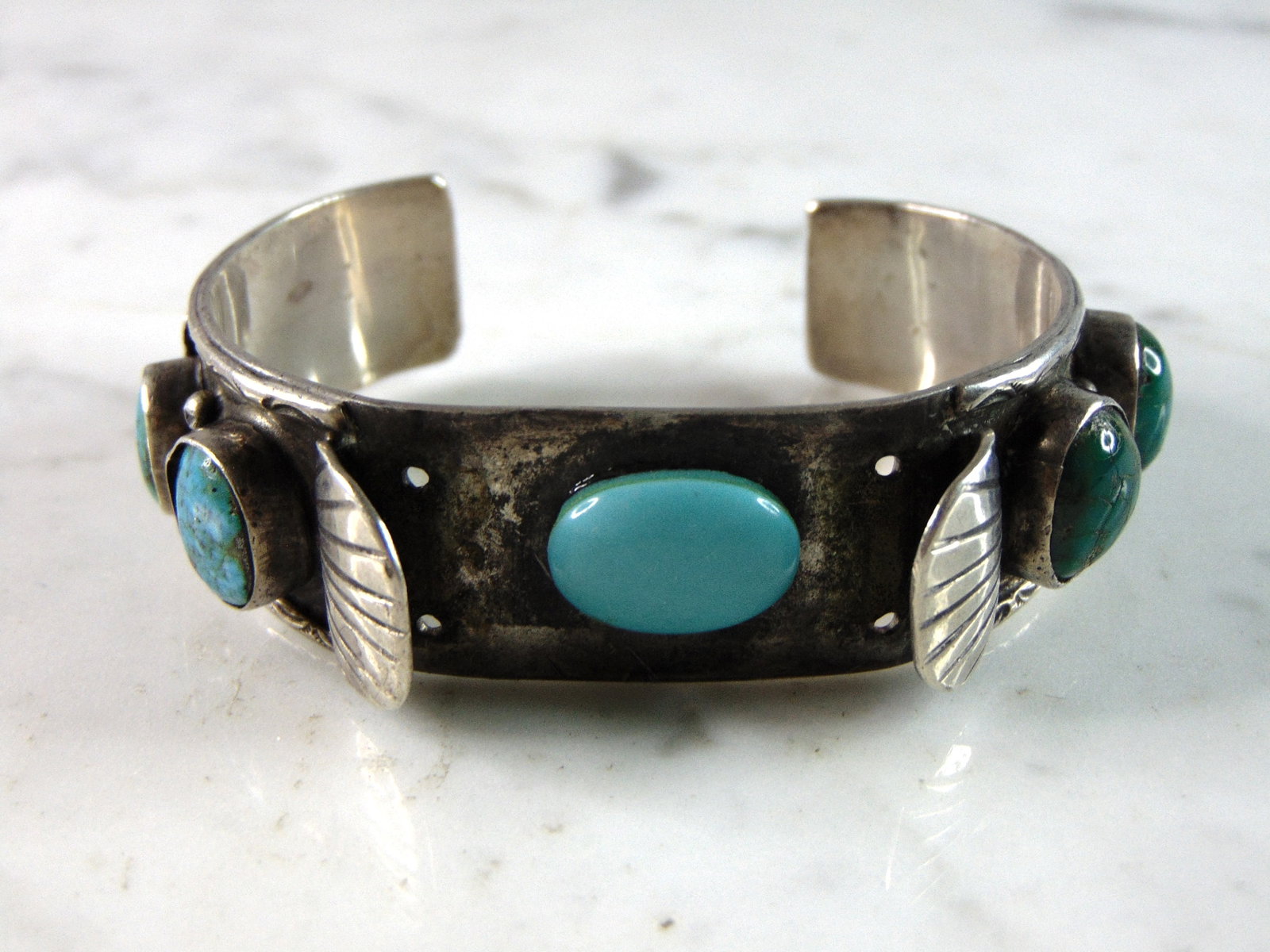 Womens Vintage Estate Sterling Silver Southwestern Cuff Bracelet: FOR SALE IS A LOVELY VINTAGE ESTATE .925 STERLING SILVER SOUTHWESTERN TURQUOISE CUFF BRACELET. BRACELET OPENING MEASURES 5" BY 3/4" WIDE AND WEIGHS 36g. NOT SURE IF STONES ARE NATURAL OR MAN MADE. THI