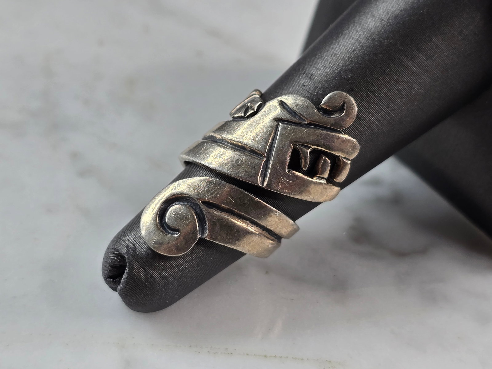 Womens Vintage Estate Sterling Silver Mayan Aztec Dragon Serpent Ring: A WOMENS VINTAGE ESTATE STERLING SILVER MAYAN OR AZTEC DRAGON RING. THE TOTAL WEIGHT IS 7.4g, AND IS A SIZE 4.5. THE LENGTH OF THE RING IS 1 1/4". THIS RING WOULD MAKE A GREAT GIFT FOR SOMEONE SPECIAL