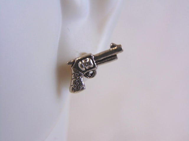 Womens Vintage Estate Sterling Silver Gun Pistol Earrings: A PAIR OF WOMENS VINTAGE ESTATE PISTOL EARRINGS. THE EARRINGS WEIGH 1.4g. AND EACH MEASURES 1/4" BY 1/2". ANY QUESTIONS, PLEASE DON'T HESITATE TO ASK. MAKES A NICE GIFT FOR THAT SOMEONE SPECIAL. BE SU