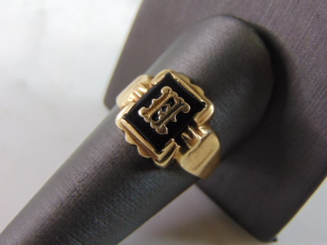 Vintage Estate 10K Yellow Gold Band Signet Ring: FOR SALE IS THIS 10K YELLOW GOLD SIGNET RING. THE RING WEIGHS 3.6g, AND IS A SIZE 11.0. ANY QUESTIONS, PLEASE DO NOT HESITATE TO ASK. THIS MAKES A WONDERFUL GIFT FOR THAT SOMEONE SPECIAL. BE SURE TO C