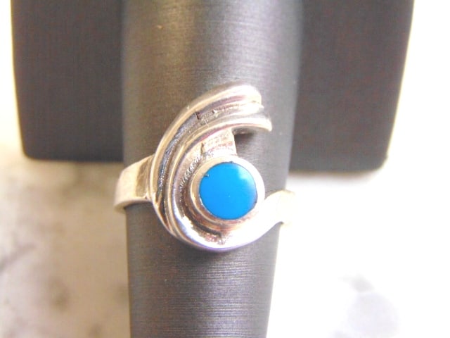 Womens Vintage Sterling Silver Modernist Turquoise Ring: FOR SALE IS A LOVELY VINTAGE ESTATE STERLING SILVER MODERNIST RING WITH A TURQUOISE COLORED STONE. THE RING IS A SIZE 8 AND WEIGHS 5.8g. WOULD MAKE A NICE GIFT FOR THAT SOMEONE SPECIAL. ANY OTHER QUES