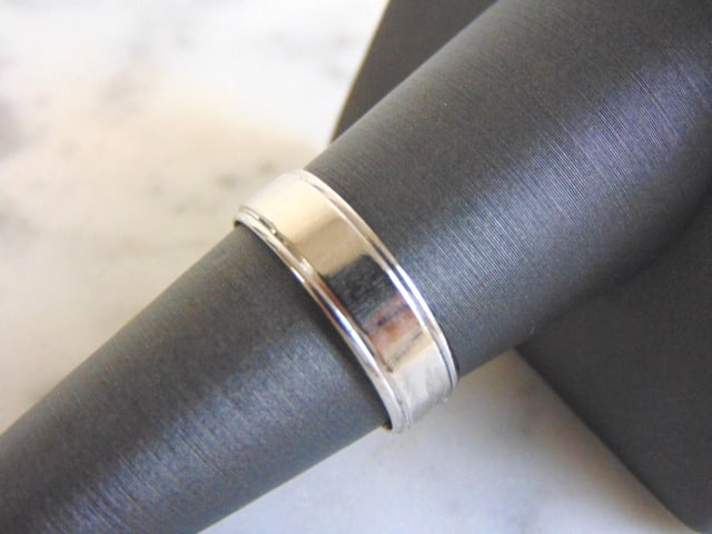 Mens Estate 10K White Gold Frederick Goldman Wedding Band Ring: FOR SALE IS THIS MENS VINTAGE ESTATE 10K WHITE GOLD FREDERICK GOLDMAN WEDDING BAND. RING IS A SIZE 7.75 AND WEIGHS 2.7g. THE WIDTH OF THE BAND IS 1/4". STAMPED 10K ON RING. THE RING MAKES A BEAUTIFUL