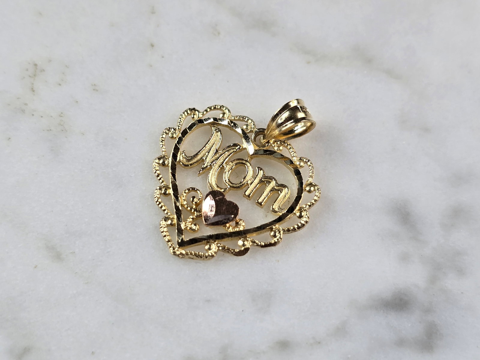 Womens Vintage Estate 14K Yellow & Rose Gold Heart Mom Pendant: A WOMENS VINTAGE ESTATE 14K YELLOW & ROSE GOLD HEART " MOM " PENDANT. THE TOTAL WEIGHT IS 1.1g, AND MEASURES 3/4" LONG BY 3/4" WIDE. MAKES A GREAT GIFT FOR THAT SOMEONE SPECIAL. ANY QUESTIONS, PLEASE 