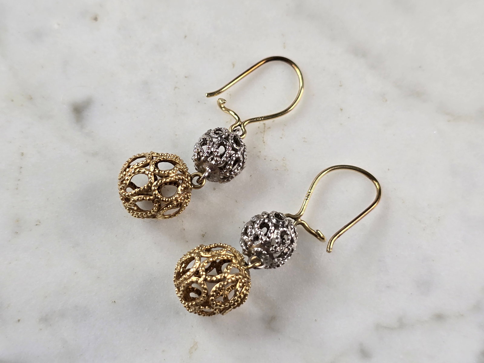 Pr of Womens Vintage Estate 14K Yellow & White Gold Dangle Earrings: A PAIR OF 14K YELLOW & WHITE GOLD DANGLE EARRINGS THAT WEIGH 3.2g, AND MEASURE 1 3/8" LONG BY 3/8" WIDE. THIS MAKES A LOVELY GIFT FOR THAT SOMEONE SPECIAL. ANY QUESTIONS, PLEASE ASK. BE SURE TO CHECK