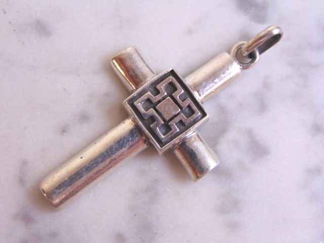 Vintage Estate Sterling Silver Religious Cross Pendant: FOR SALE IS THIS VINTAGE ESTATE STERLING SILVER RELIGIOUS CROSS PENDANT. THE PENDANT WEIGHS 7.3g AND MEASURES 2 1/8" LONG BY 7/8" WIDE. MAKES A GREAT GIFT FOR THAT SOMEONE SPECIAL. ANY QUESTIONS, PLEA