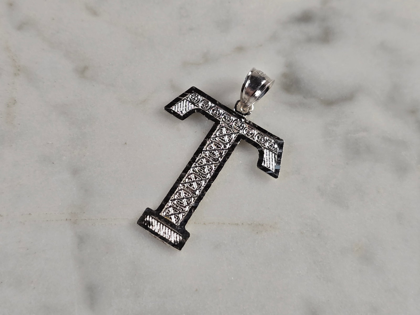 Womens Sterling Silver Initial Letter "T" Pendant: A WOMENS STERLING SILVER INITIAL LETTER "T" PENDANT. PENDANT WEIGHS 1.1g AND MEASURES 1 1/8" LONG BY 3/4" WIDE. MAKES A GREAT GIFT FOR THAT SOMEONE SPECIAL. ANY QUESTIONS, PLEASE ASK. BE SURE TO CHECK