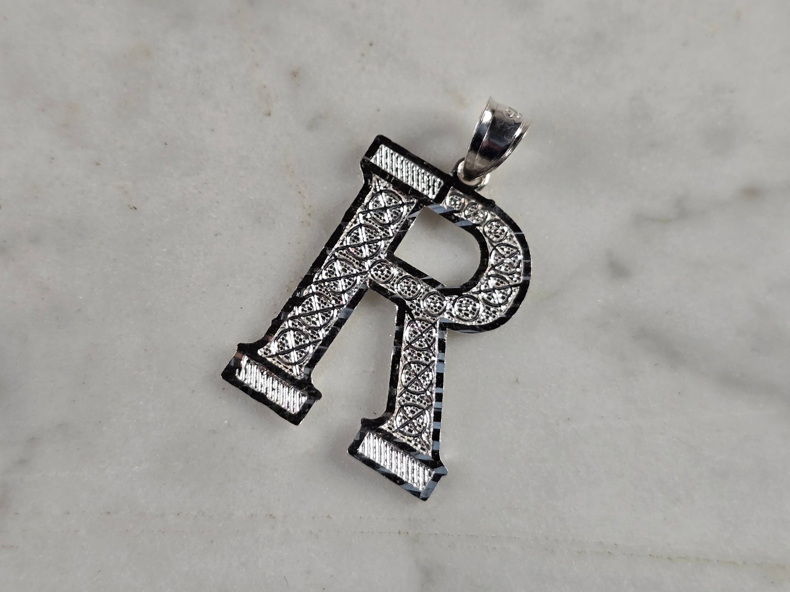 Womens Sterling Silver Initial Letter " R " Pendant: A WOMENS STERLING SILVER INITIAL LETTER "R" PENDANT. PENDANT WEIGHS 1.4g AND MEASURES 1 1/8" LONG BY 3/4" WIDE. MAKES A GREAT GIFT FOR THAT SOMEONE SPECIAL. ANY QUESTIONS, PLEASE ASK. BE SURE TO CHECK