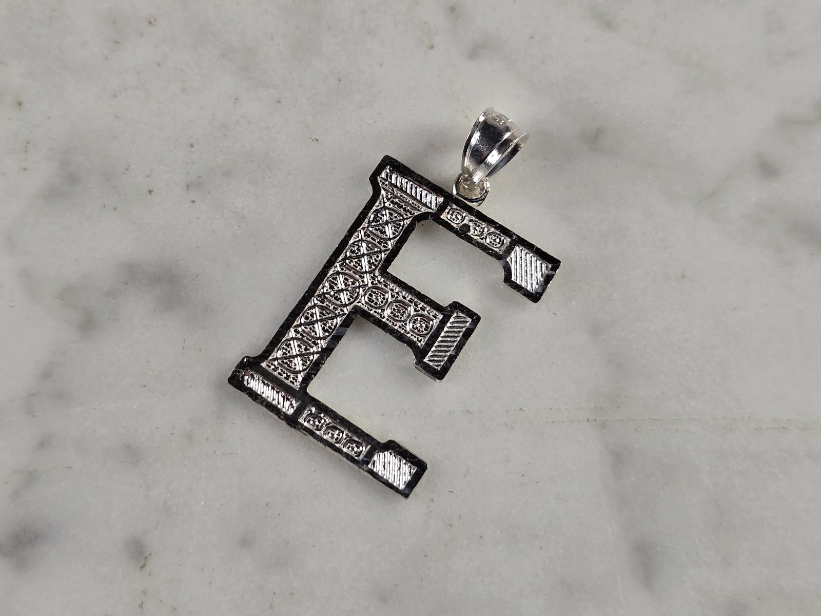 Womens Sterling Silver Initial Letter " E " Pendant: A WOMENS STERLING SILVER INITIAL LETTER "E" PENDANT. PENDANT WEIGHS 1.6g AND MEASURES 1 1/8" LONG BY 3/4" WIDE. MAKES A GREAT GIFT FOR THAT SOMEONE SPECIAL. ANY QUESTIONS, PLEASE ASK. BE SURE TO CHECK