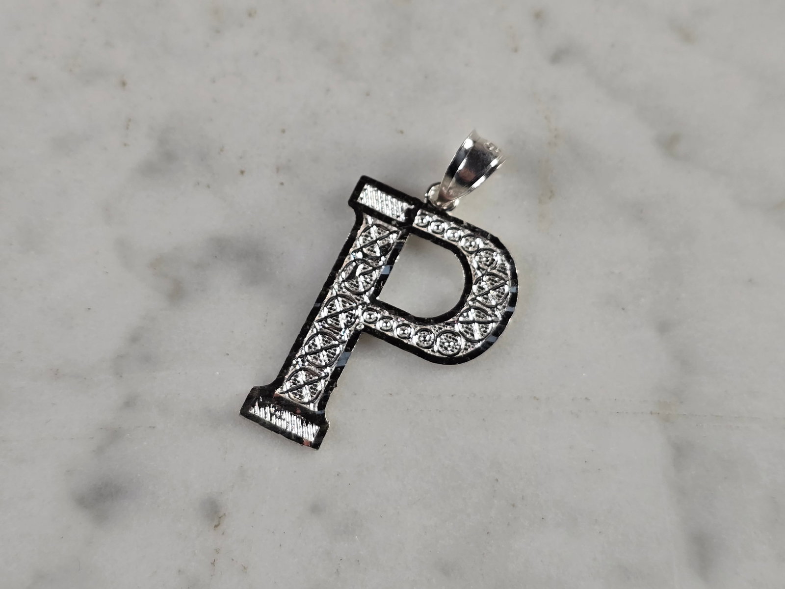 Womens Sterling Silver Initial Letter " P " Pendant: A WOMENS STERLING SILVER INITIAL LETTER "P" PENDANT. PENDANT WEIGHS 1.3g AND MEASURES 1 1/8" LONG BY 5/8" WIDE. MAKES A GREAT GIFT FOR THAT SOMEONE SPECIAL. ANY QUESTIONS, PLEASE ASK. BE SURE TO CHECK