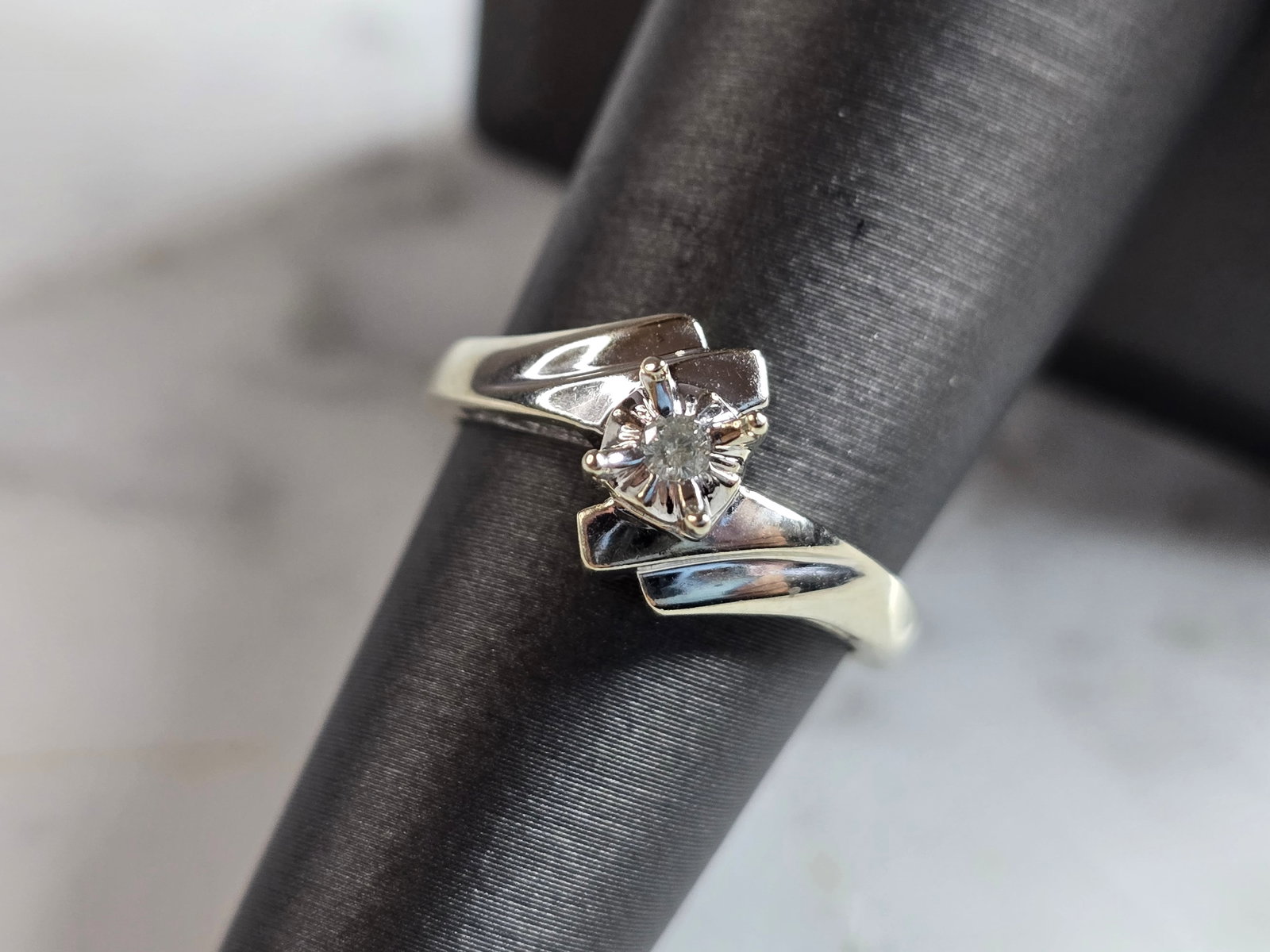 Womens Vintage Estate 10k White Gold Diamond Ring: A WOMENS VINTAGE ESTATE 10K WHITE GOLD DIAMOND RING. THE SIZE OF THE RING IS A 6.25, AND WEIGHS 2.3g. THE CENTER DIAMOND IS ABOUT .03cts. THE WIDTH OF THE RING IS ABOUT 3/8". BE SURE TO CHECK OUT SOME
