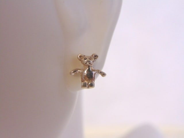 Womens Vintage Sterling Silver Teddy Bear Earrings: FOR SALE IS PAIR OF STERLING SILVER TEDDY BEAR EARRINGS THAT WEIGH 1.4g, AND MEASURE 3/8" LONG BY 5/8" WIDE. MAKES A GREAT GIFT FOR THAT SOMEONE SPECIAL. ANY OTHER QUESTIONS, PLEASE ASK. BE SURE TO CH