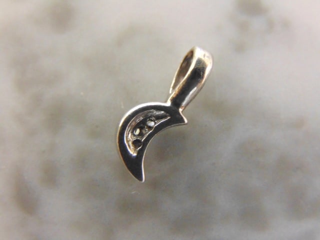 Womens Vintage Estate Sterling Silver Moon Pendant: A WOMENS VINTAGE ESTATE .925 STERLING SILVER MOON PENDANT. THE PENDANT WEIGHS 0.8g AND MEASURES 1/2" LONG BY 1/4" WIDE. MAKES A GREAT GIFT FOR THAT SOMEONE SPECIAL. IF ANY QUESTIONS, PLEASE ASK. BE SU