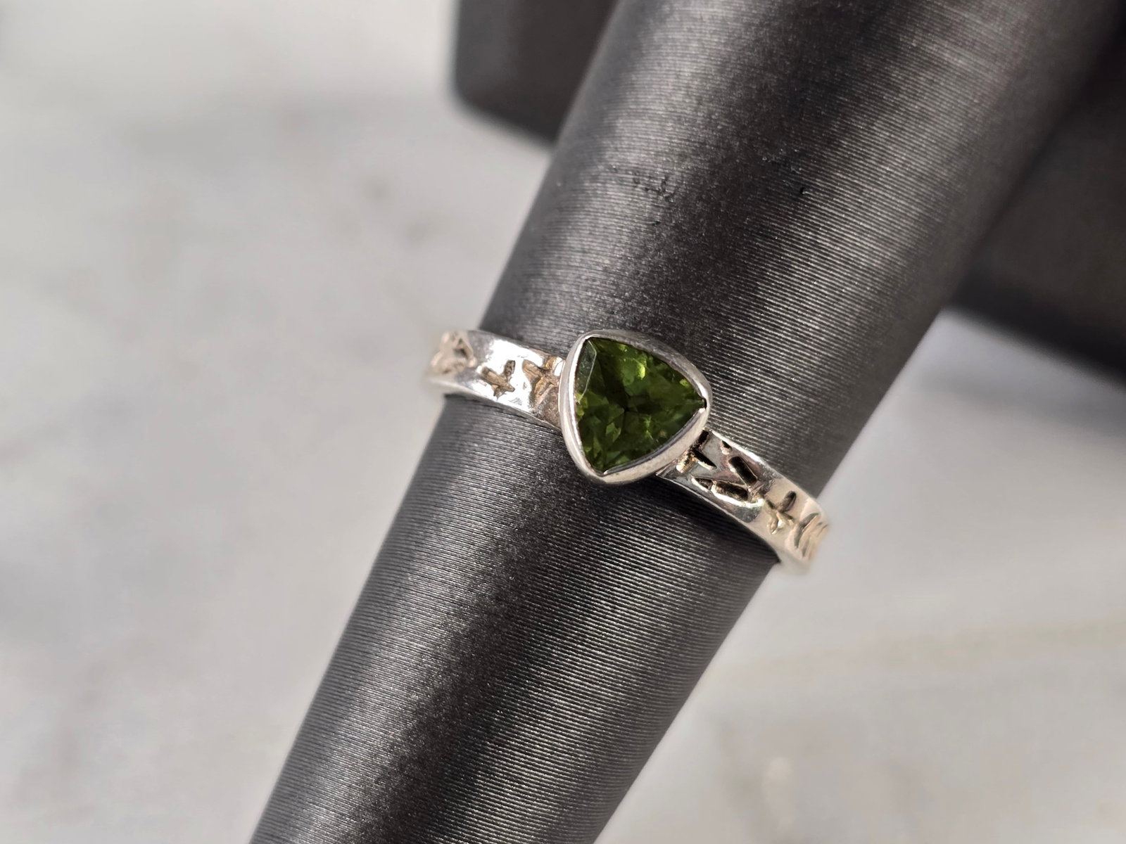 Womens Vintage Estate Sterling Silver Heart Ring: A WOMENS VINTAGE ESTATE STERLING SILVER PERIDOT HEART RING. RING WEIGHS 2.4g AND IS A SIZE 6.0. THE WIDTH OF THE RING IS 1/4". NOT SURE IF THE STONE IS NATURAL OR MAN MADE. THIS WOULD MAKE A NICE GIFT