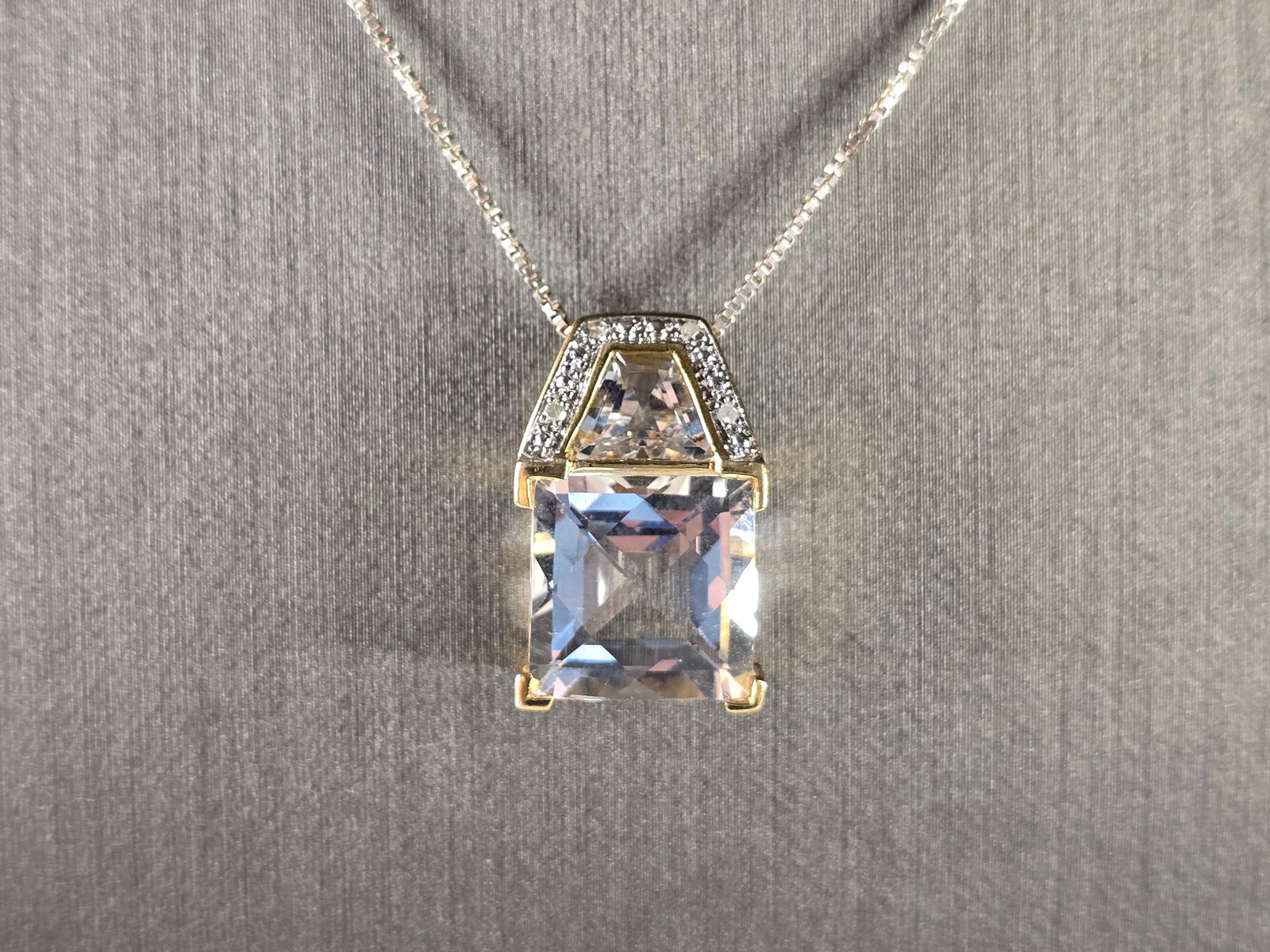 Womens Vintage Estate Modernist Sterling Silver CZ Pendant Necklace: A WOMENS VINTAGE ESTATE MODERNIST STERLING SILVER CZ PENDANT WITH NECKLACE WITH SOME GOLD TONE ACCENTS. THE TOTAL WEIGHT IS 6.2g. PENDANT MEASURES 3/4" LONG BY 1/2" WIDE, AND THE NECKLACE IS 18" LONG.