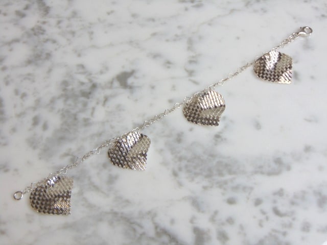 Womens Vintage Sterling Silver Heart Charm Bracelet: A LOVELY VINTAGE ESTATE STERLING SILVER HEART BRACELET THAT MEASURES 7 1/4" LONG AND WEIGHS 7.2g. HEART CHARMS MEASURE 7/8" BY 7/8". THIS WOULD MAKE A LOVELY GIFT FOR THAT SOMEONE SPECIAL. ANY QUESTIO