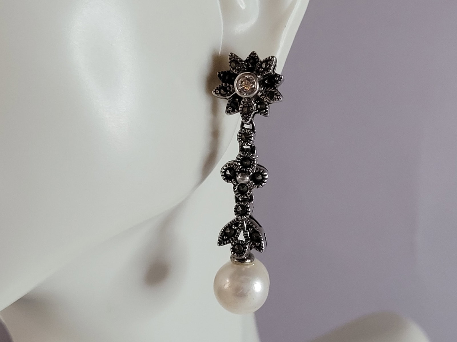 Womens Vintage Estate Sterling Silver Pearl Earrings: A PAIR OF WOMENS STERLING SILVER PEARL EARRINGS. EARRINGS WEIGH 9.6g AND MEASURE 1 1/2" LONG BY 1/2" WIDE. NOT SURE IF THE PEARLS ARE REAL OR MAN MADE. ANY QUESTIONS, PLEASE DO NOT HESITATE TO ASK. BE