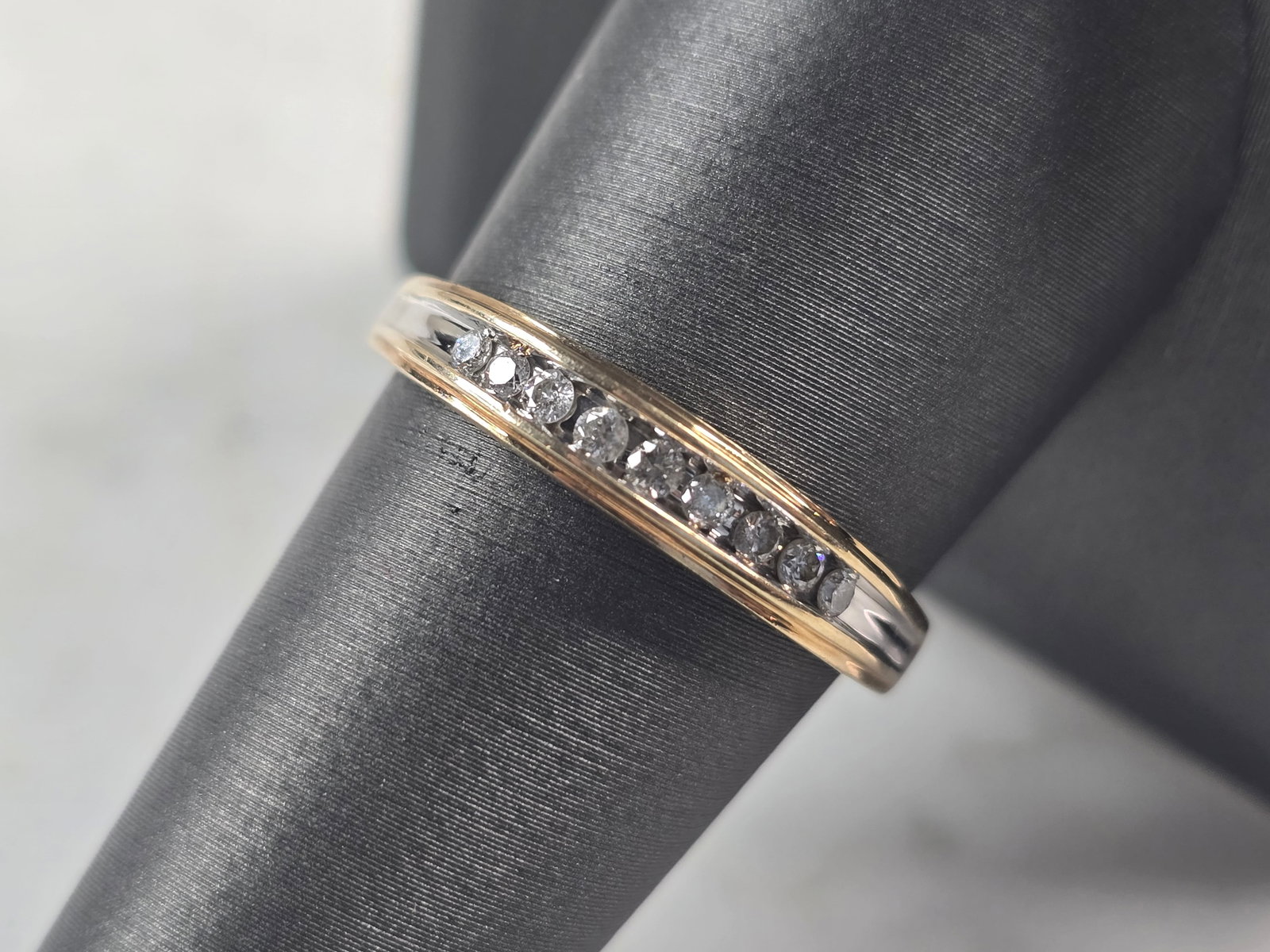 Womens Vintage Estate 10K Yellow Gold Diamond Ring: A WOMENS VINTAGE ESTATE 10K YELLOW GOLD DIAMOND RING. THE RING WEIGHS 2.6g, AND IS A SIZE 8.75. THE WIDTH OF THE RING IS 1/8". THE RING HAS 9 TINY DIAMONDS IN IT. RING IS MARKED ON THE INSIDE OF THE B