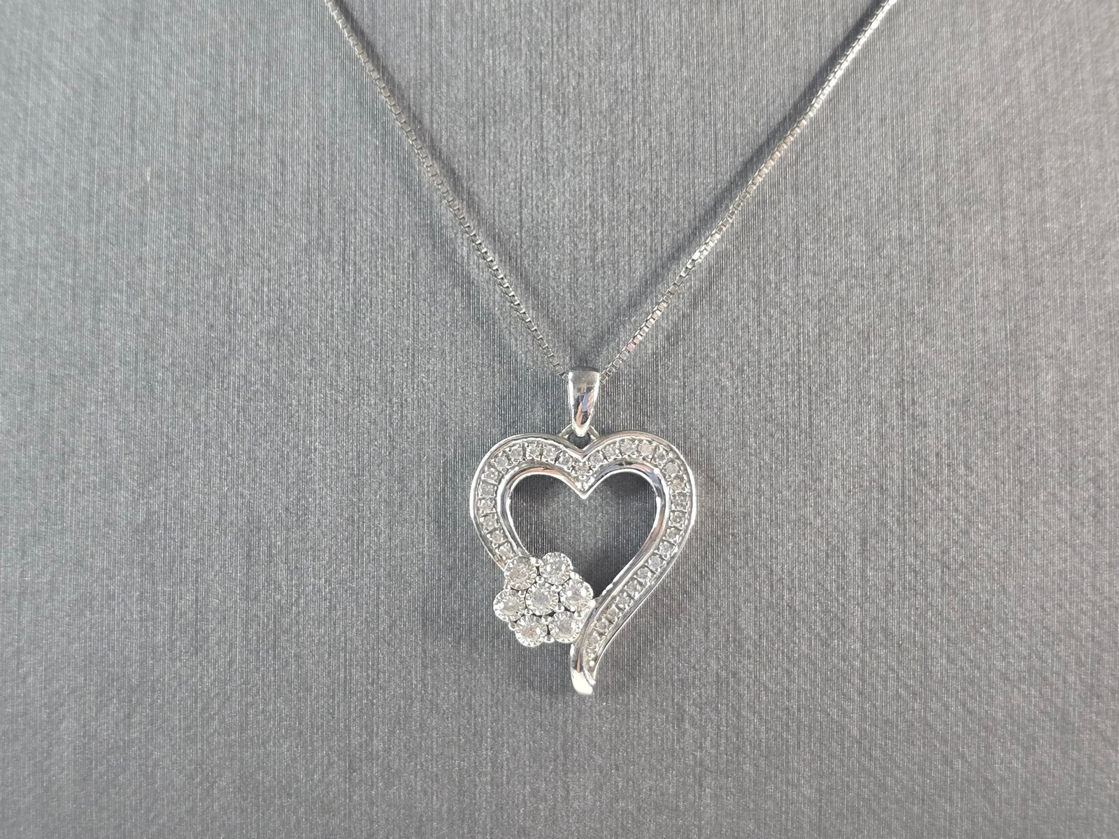 Womens Vintage Estate Sterling Silver Diamond Heart Pendant Necklace: A WOMEN'S VINTAGE ESTATE STERLING SILVER DIAMOND HEART PENDANT WITH NECKLACE. THE TOTAL WEIGHT IS 3.6g. THE NECKLACE MEASURES 18 1/2" LONG AND THE PENDANT MEASURES 1" BY 3/4". THERE ARE ABOUT 0.53cts