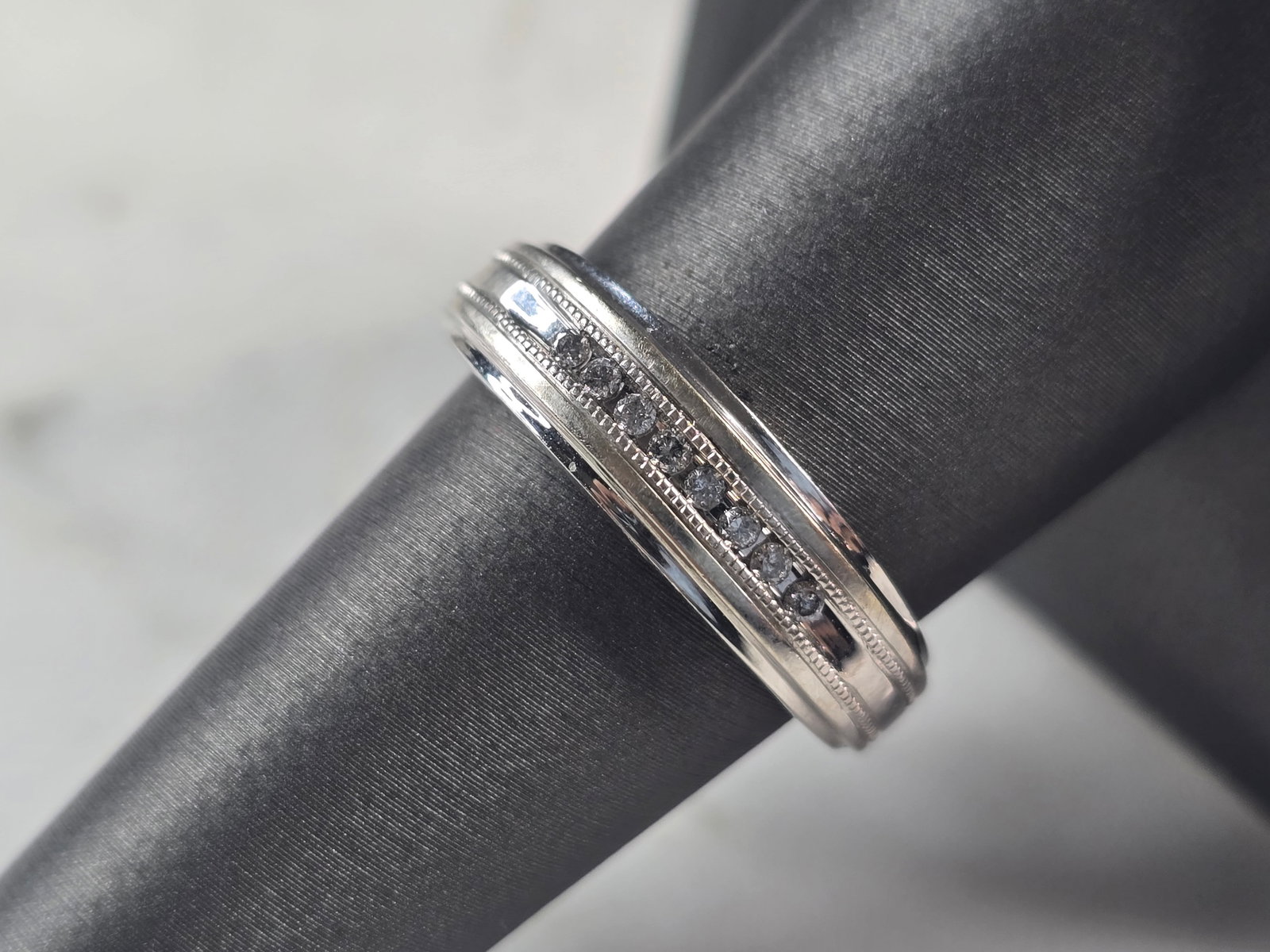 Womens Vintage Estate 10K White Gold Diamond Ring: A WOMENS VINTAGE ESTATE 10K WHITE GOLD DIAMOND RING. THE TOTAL WEIGHT IS 3.3g, AND IS A SIZE 8.25. THERE ARE ABOUT 0.16cts OF DIAMONDS IN THE RING. THE WIDTH OF THE RING IS 1/4". MAKES A GREAT GIFT FO