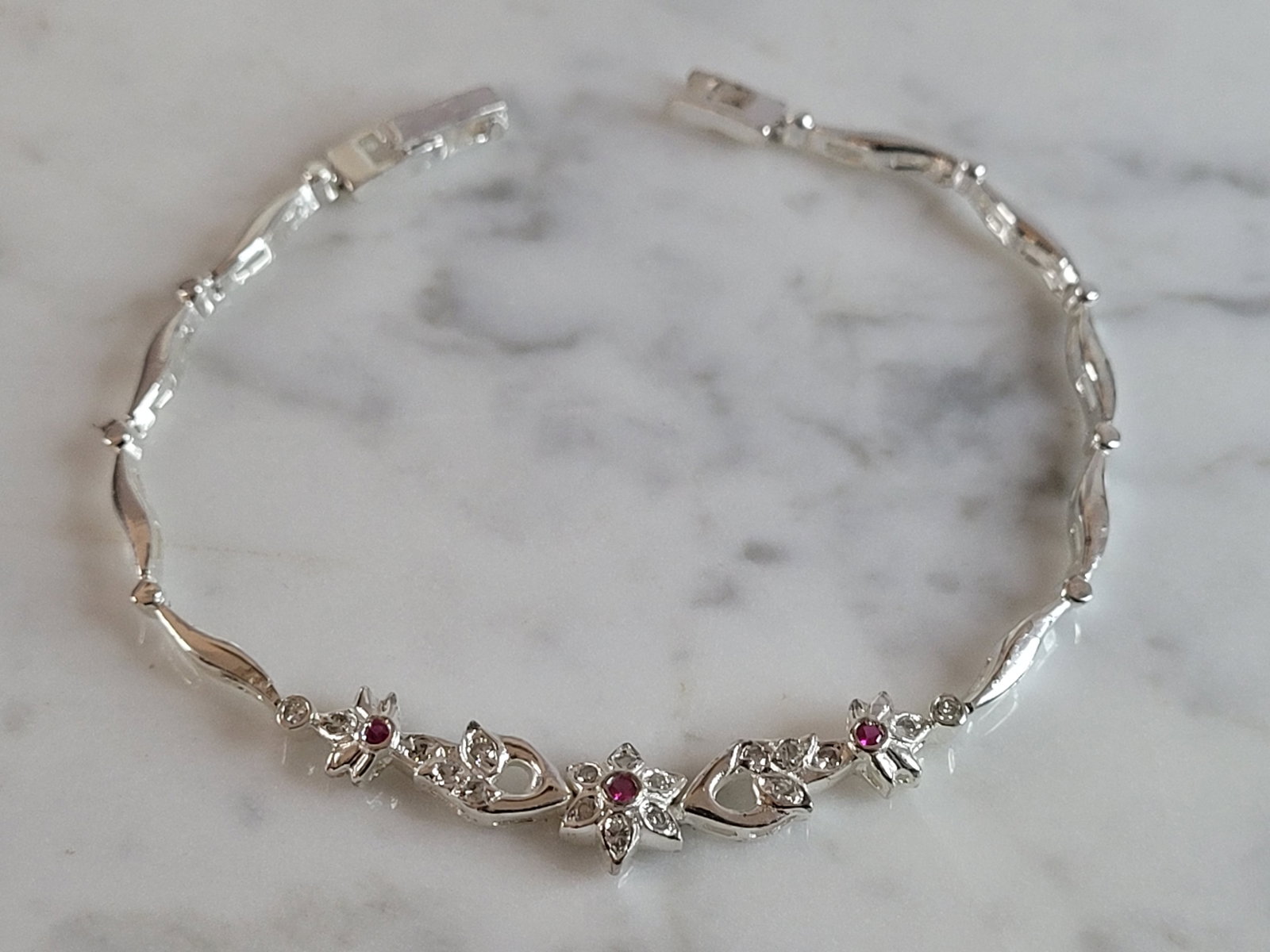 Womens Vintage Estate Sterling Silver Garnet CZ Bracelet: A WOMENS VINTAGE ESTATE STERLING SILVER GARNET & CZ BRACELET. BRACELET MEASURES 7 1/2" LONG BY 1/4" WIDE AND WEIGHS 6.7g. THIS WOULD MAKE A LOVELY GIFT FOR THAT SOMEONE SPECIAL. ANY QUESTIONS, PLEASE