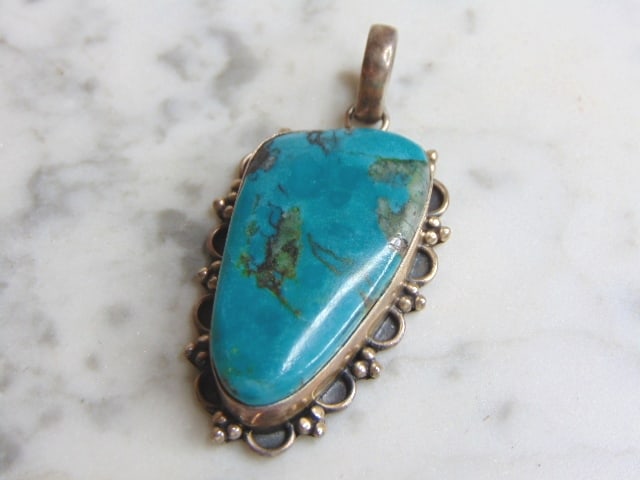 Womens Vintage Sterling Silver Turquoise Stone Pendant: A WOMENS VINTAGE ESTATE STERLING SILVER TURQUOISE STONE PENDANT. NOT SURE IF STONES ARE REAL OR MAN MADE. THE PENDANT WEIGHS 22.7g AND MEASURES 2 1/2" LONG BY 1 1/4" WIDE. MAKES A GREAT GIFT FOR THAT
