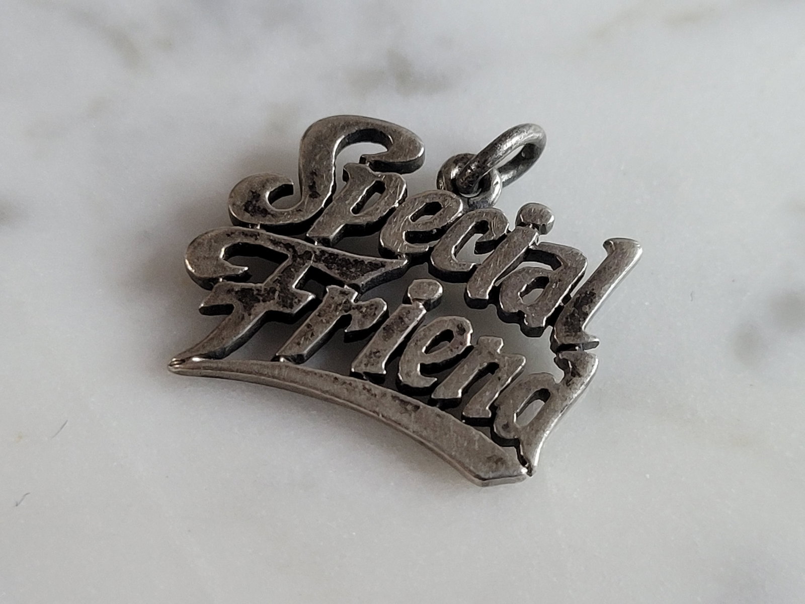 Womens Vintage Estate Sterling Silver James Avery Special Friend Charm: A LOVELY VINTAGE ESTATE STERLING "SPECIAL FRIEND" CHARM THAT WAS MADE BY JAMES AVERY. THE CHARM MEASURES 3/4" LONG BY 1/2" WIDE, AND WEIGHS 2.3g. WOULD MAKE A GREAT GIFT FOR THAT SOMEONE SPECIAL. ANY