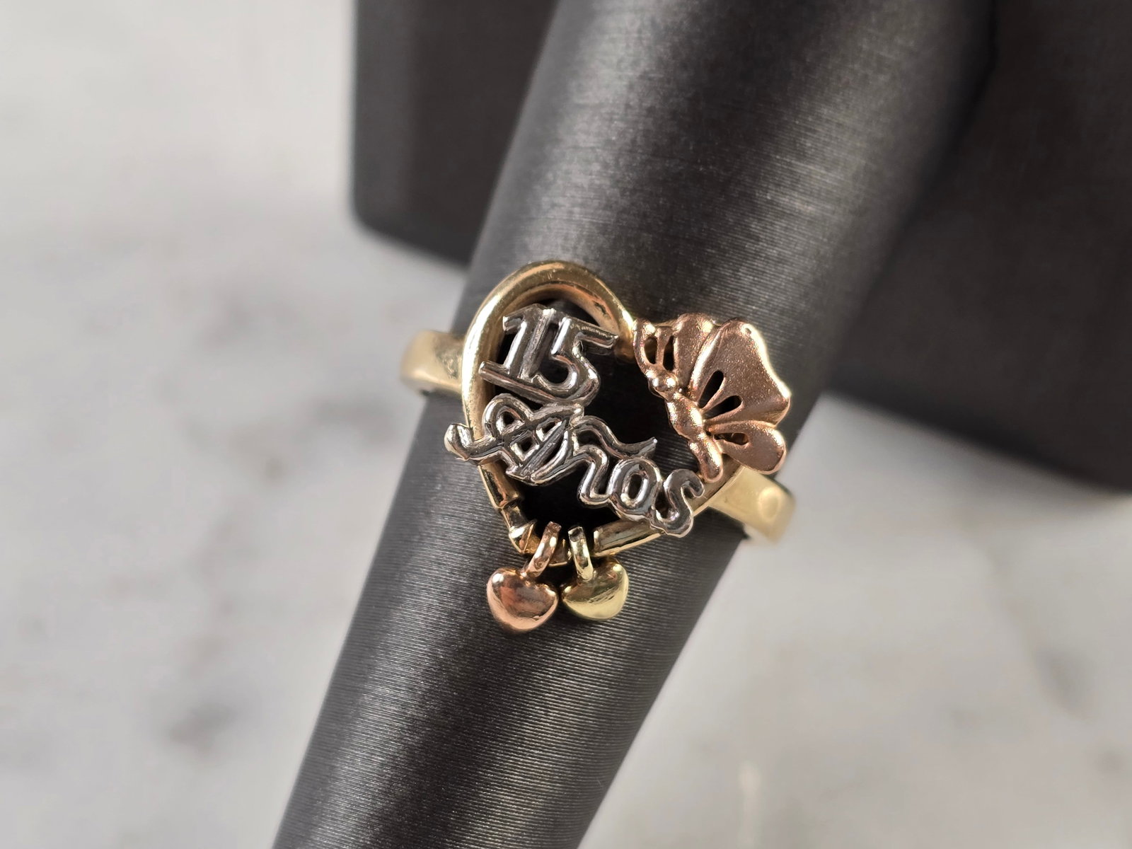 Womens Vintage Estate 14k Gold La Quinceanera Ring: A WOMENS VINTAGE ESTATE 14K MULTI TONE GOLD LA QUINCEANERA RING. RING WEIGHS 4.7g, AND IS A SIZE 7.75. THE WIDTH OF THE RING IS ABOUT 5/8". RING IS MARKED ON THE INSIDE OF THE BAND. WOULD MAKE A LOVEL