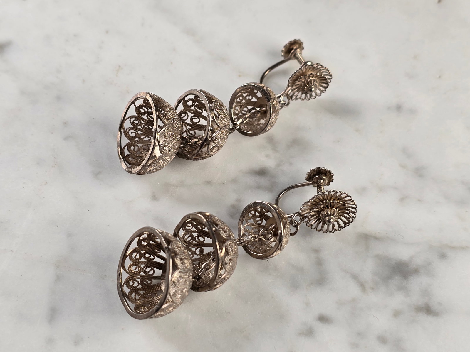 Womens Vintage Estate Sterling Silver Modernist Screw Back Earrings: A PAIR OF WOMENS VINTAGE ESTATE STERLING SILVER MODERNIST SCREW BACK EARRINGS. THE EARRINGS WEIGH 11.7g, AND MEASURE 2 1/8" BY 7/8". ANY QUESTIONS PLEASE DO NOT HESITATE TO ASK. BE SURE TO CHECK OUT S