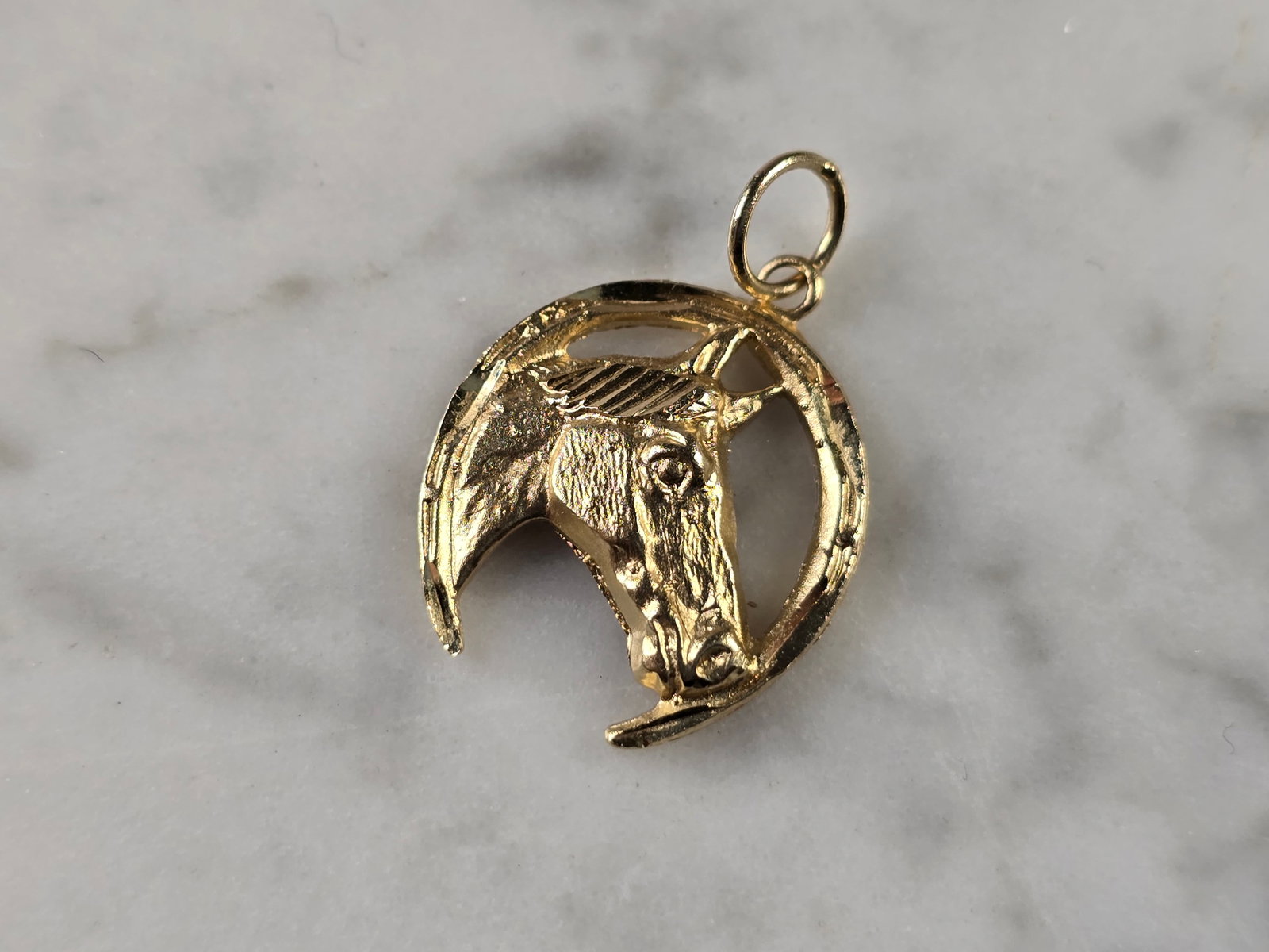 Womens Vintage Estate 14K Yellow Gold Horse Shoe Pendant: A WOMENS VINTAGE ESTATE 14K YELLOW GOLD HORSE PENDANT. THE PENDANT WEIGHS 2.1g AND MEASURES 7/8" LONG BY 5/8" WIDE. PENDANT IS MARKED ON THE BACK OF THE HEAD. MAKES A GREAT GIFT FOR THAT SOMEONE SPECI