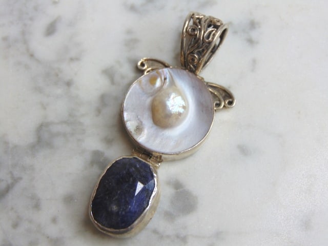 Womens Sterling Silver MOP & Lapis Lazuli Pendant: A WOMENS VINTAGE ESTATE STERLING SILVER MOP AND LAPIS LAZULI STONE PENDANT . NOT SURE IF STONE IS REAL OR MAN MADE. PENDANT WEIGHS 19.6g AND PENDANT MEASURES 2 3/4" LONG BY 1 1/4" WIDE. MAKES A GREAT