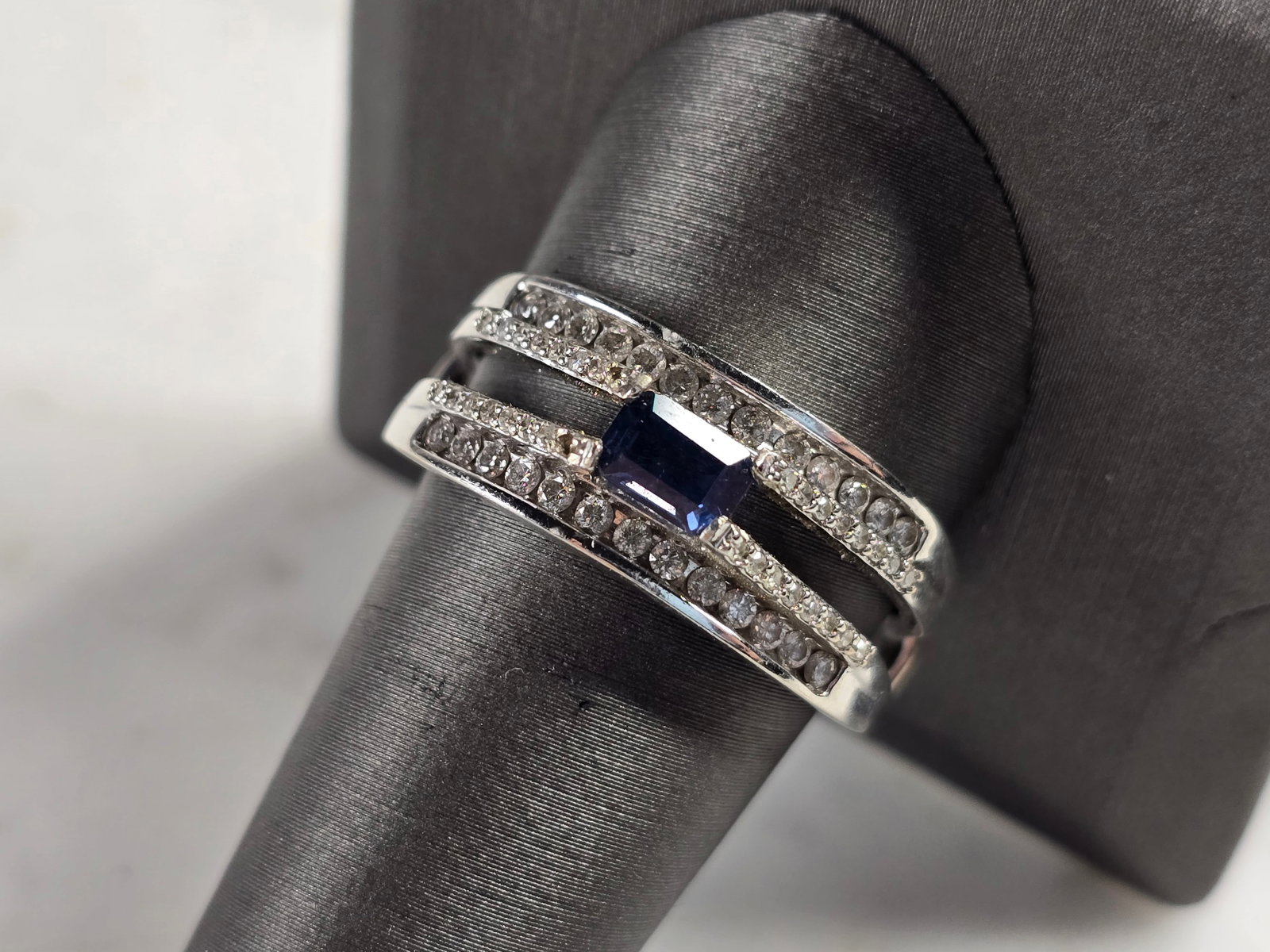 Womens Art Deco 14K White Gold Band Blue Sapphire & Diamond Ring: A WOMENS VINTAGE ESTATE 14K WHITE GOLD SAPPHIRE & DIAMOND RING. THE RING WEIGHS 6.1g, AND IS A SIZE 11.25. THE WIDTH OF THE RING IS 3/8". THERE ARE 56 TINY DIAMONDS, AND THE CENTER STONE IS ABOUT 0.20